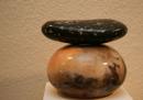 pierre polie et vase en terre polie - photo Franois Jeker